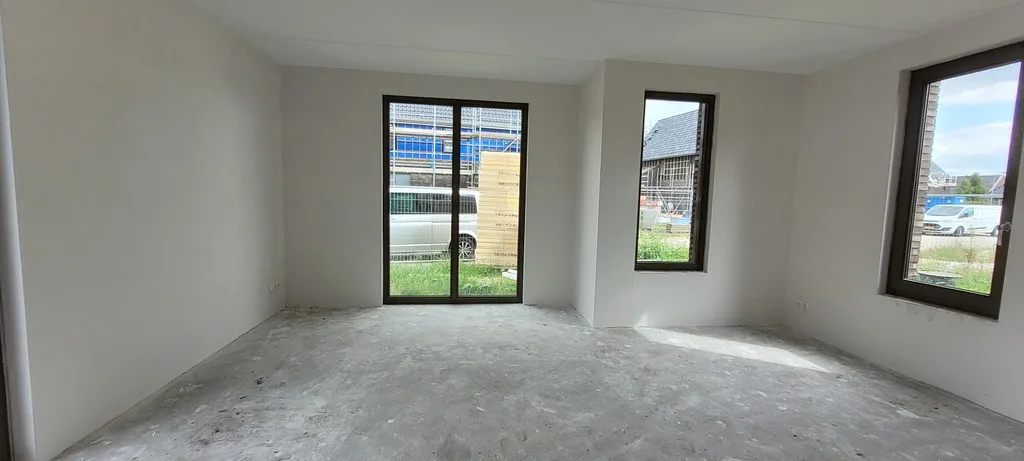Egaal witte, gladde wanden en plafond in een door ons afgewerkte nieuwbouwwoning