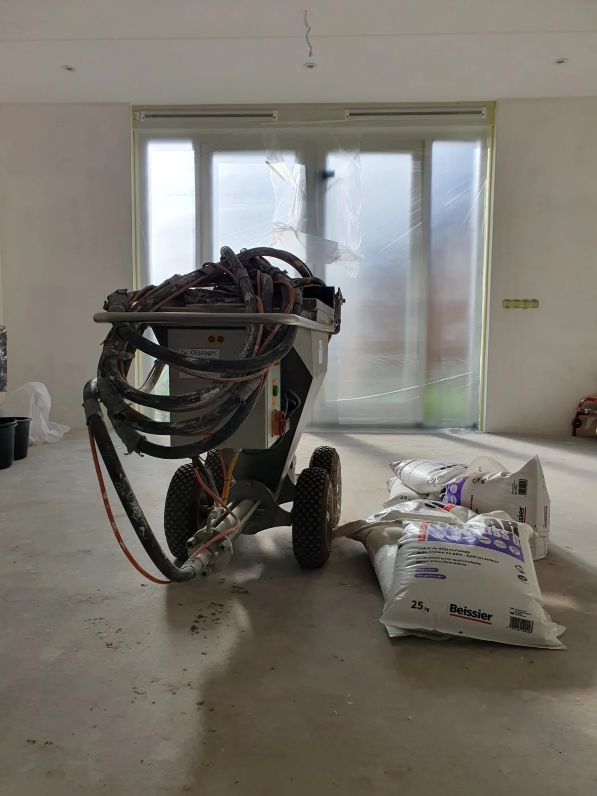 Onze spuitmachine met dunpleister in een nieuwbouwwoning