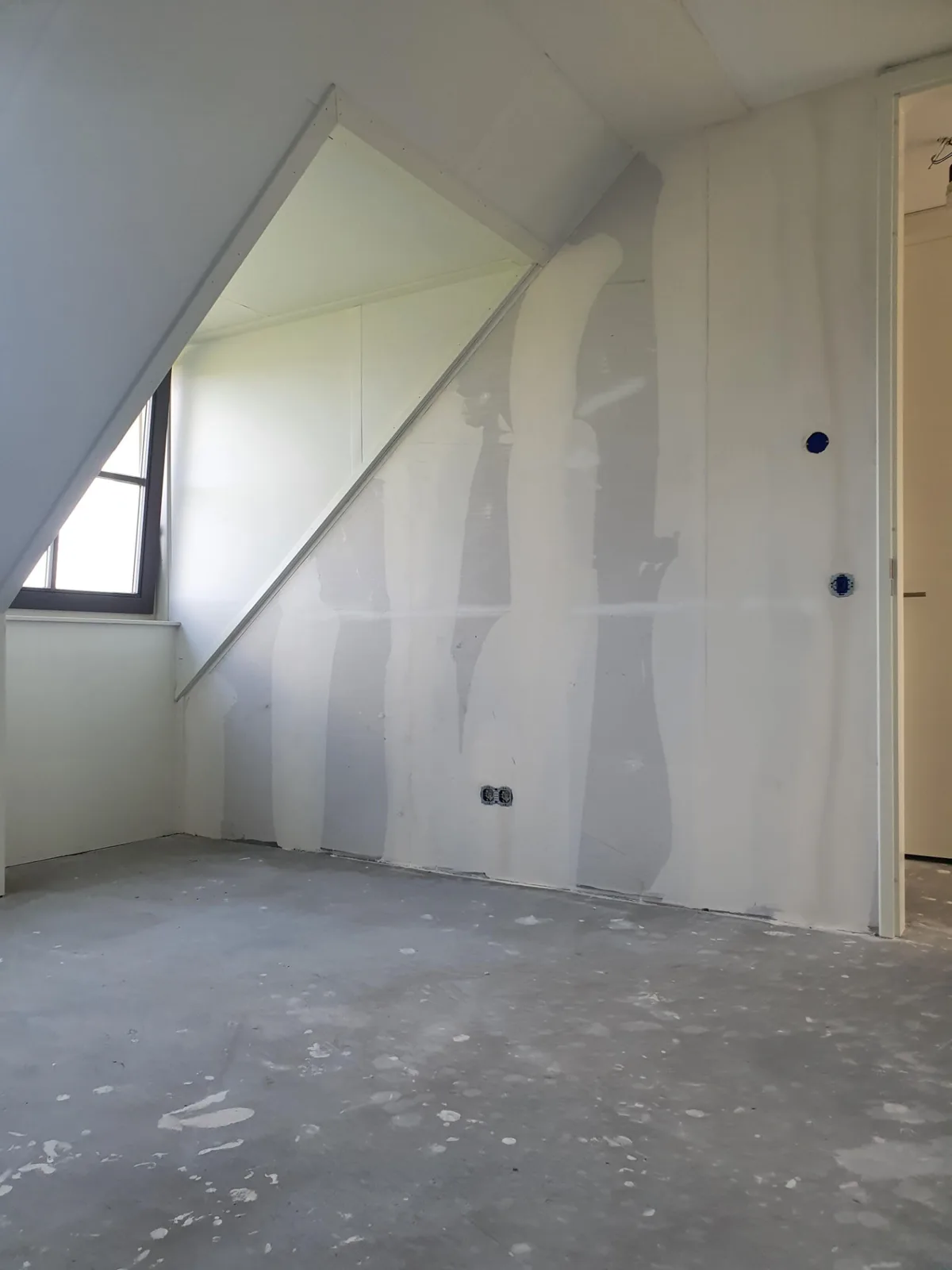 Slaapkamer met schuin dak vóór het aanbrengen van dunpleister
